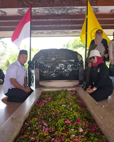 jiwamuda-indonesia-bersama-ketua-organ-relawan-se-solo-raya-melakukan-ziarah-makam-bung-karno-3-6554645a6a9f9